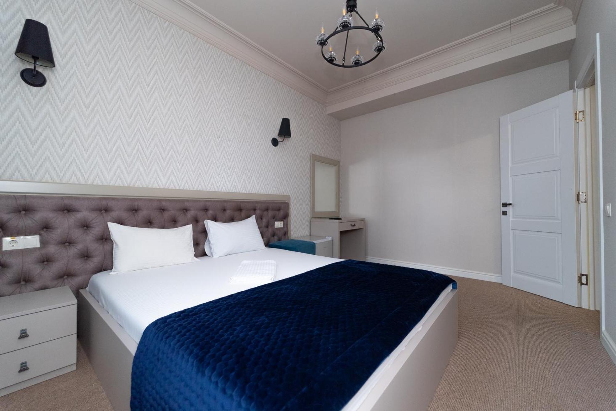 Maner Hotel Odessa Extérieur photo